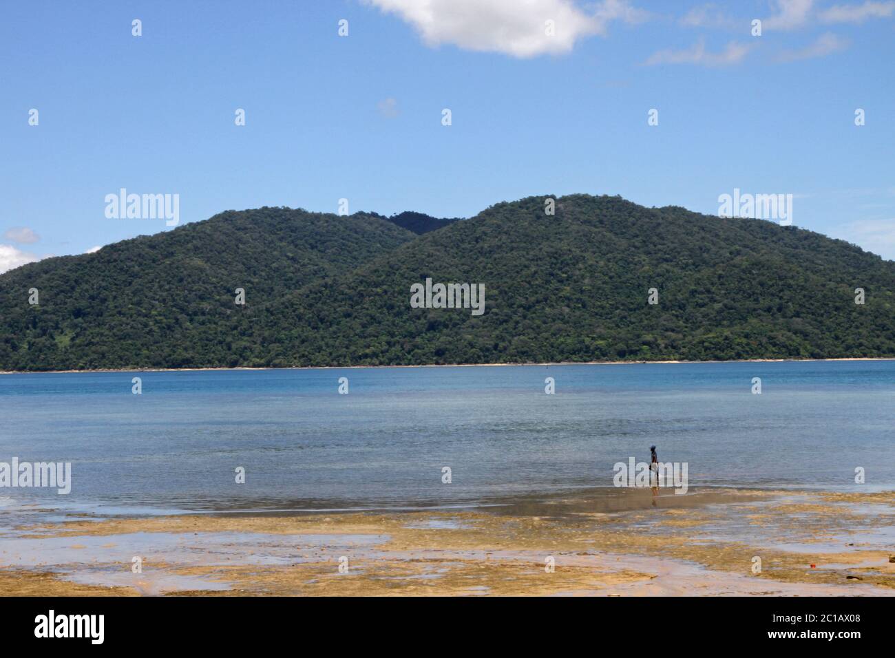 Vista della Riserva Naturale rigorosa di Lokobe sull'Isola di Nosy Be dal Villaggio di Ampangorinana, Isola di Nosy Komba, Madagascar. Foto Stock