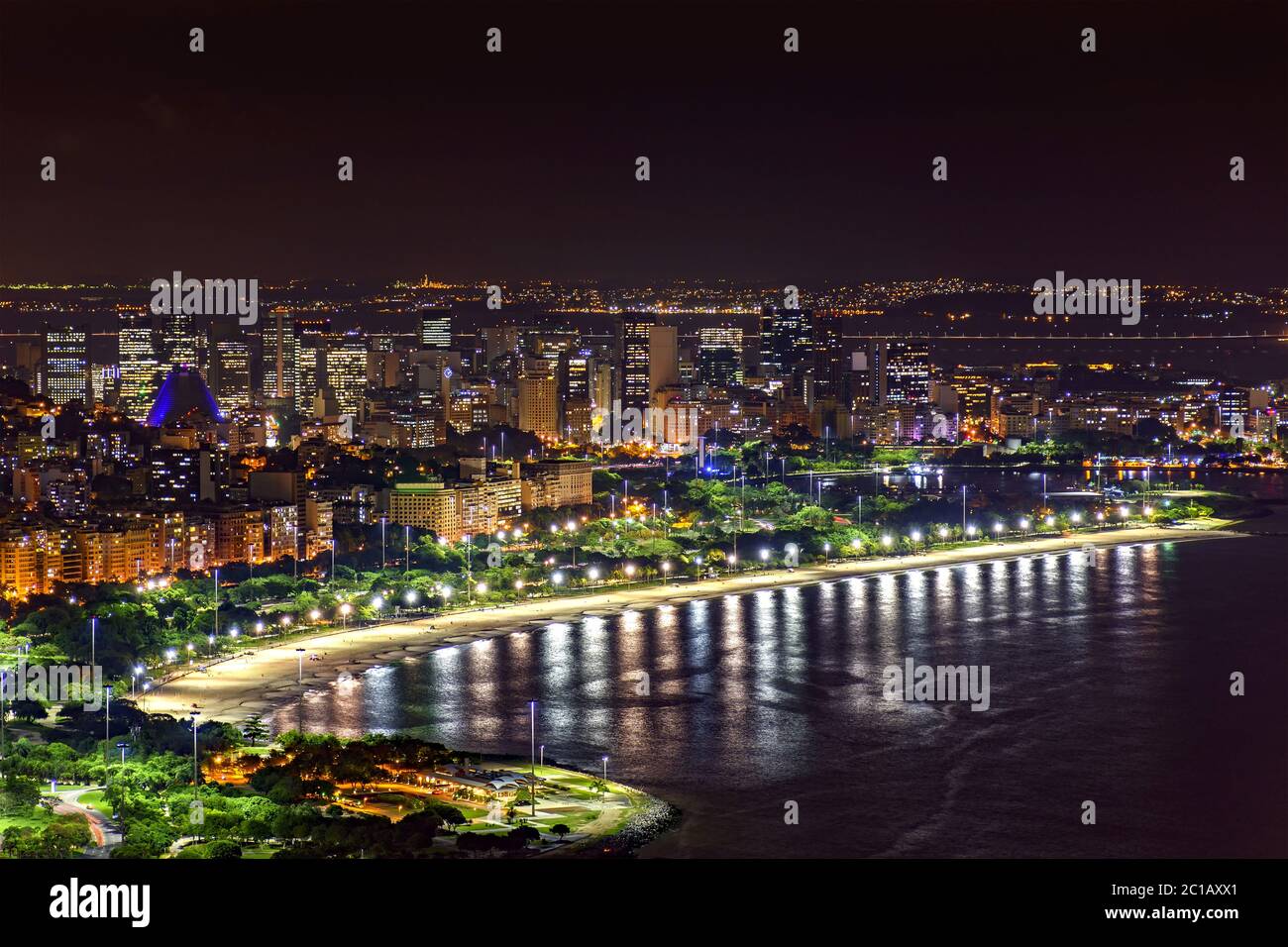 Vista notturna degli edifici del centro di Rio de Janeiro Foto Stock