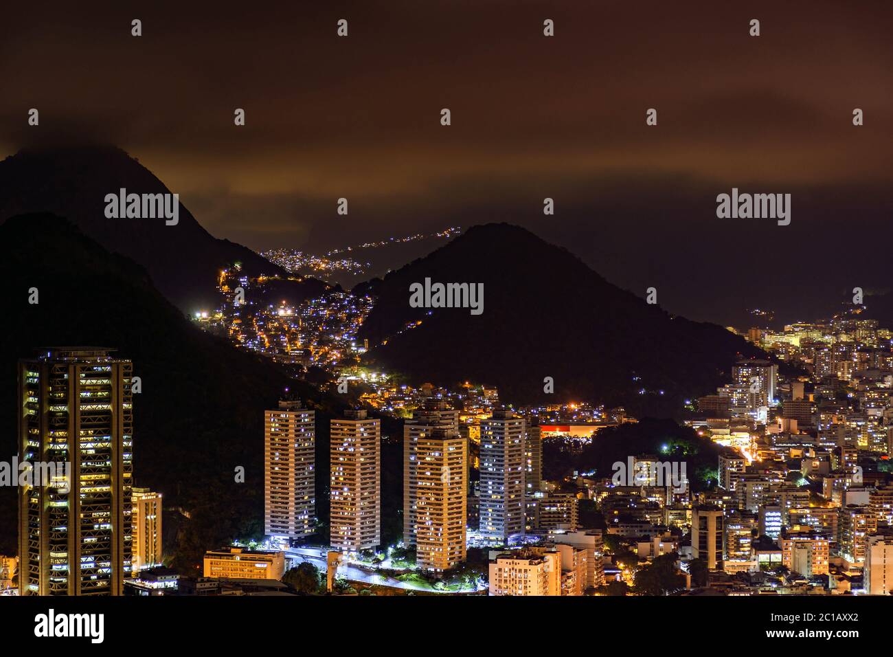 Vista notturna di Rio de Janeiro Foto Stock