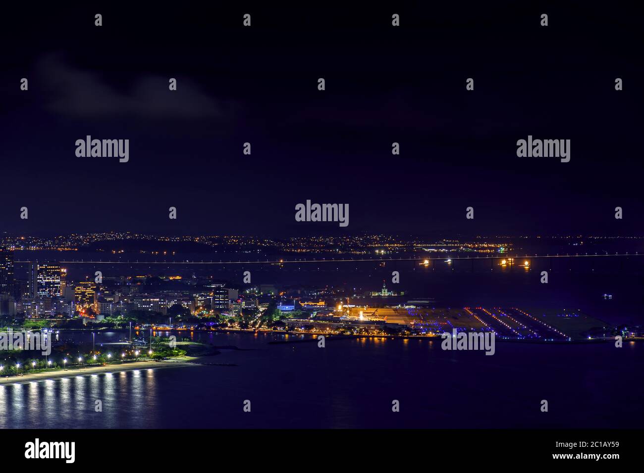 Vista notturna dell'aeroporto Santos Dumont di Rio de Janeiro Foto Stock