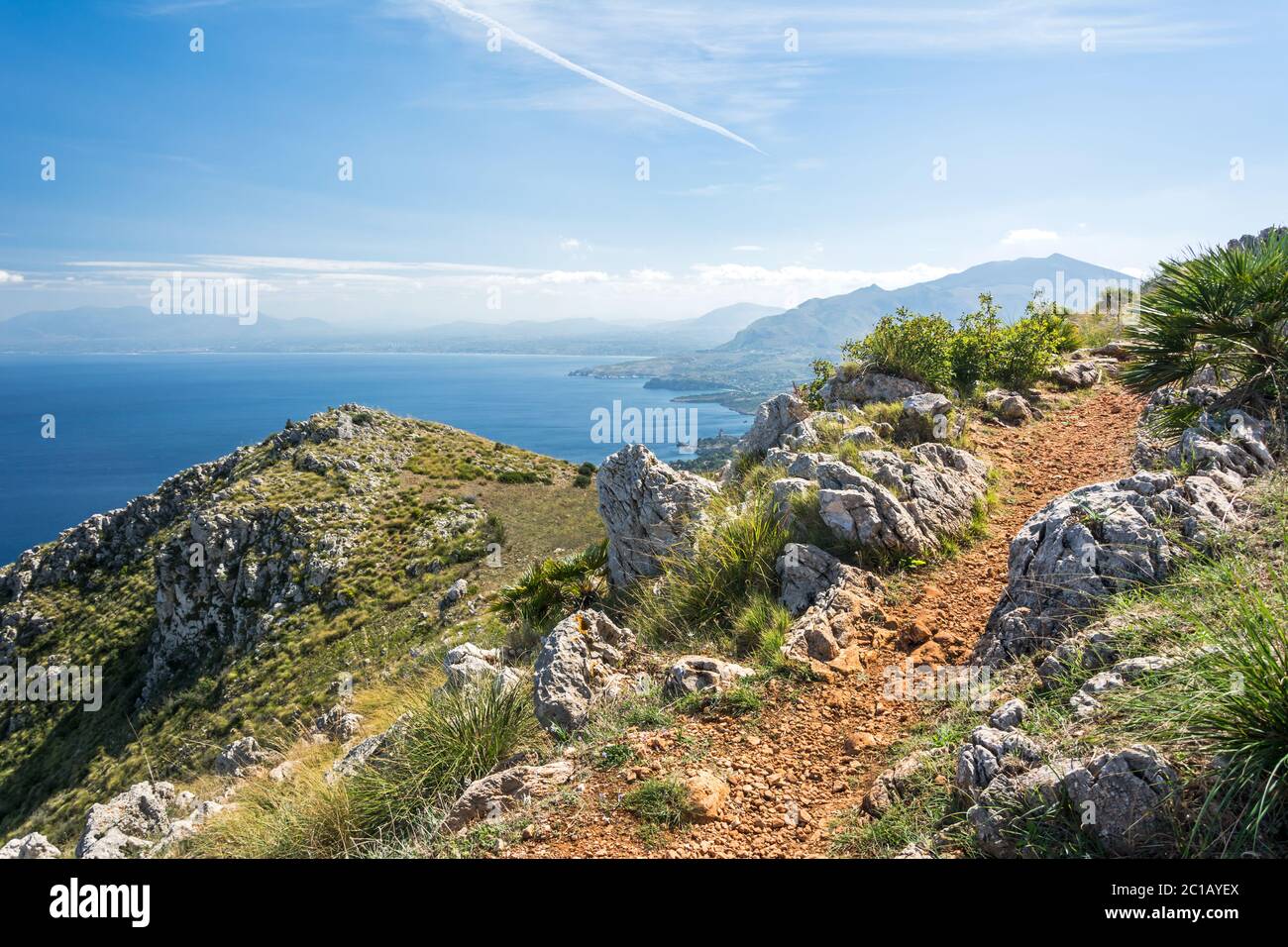 Sentiero panoramico costiero con vista sulla splendida baia nel Mediterraneo Foto Stock
