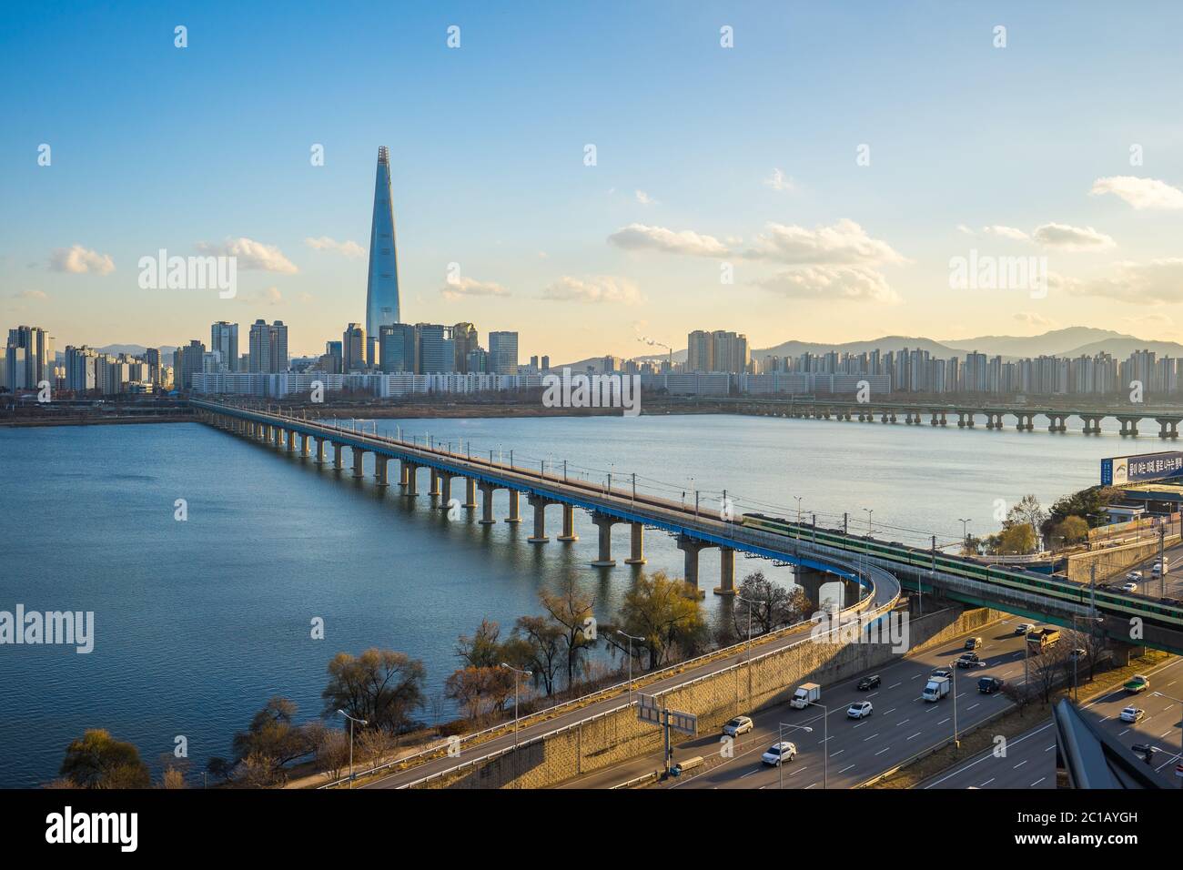 Seoul skyline con il cielo blu bello a Seoul, Corea del Sud Foto Stock