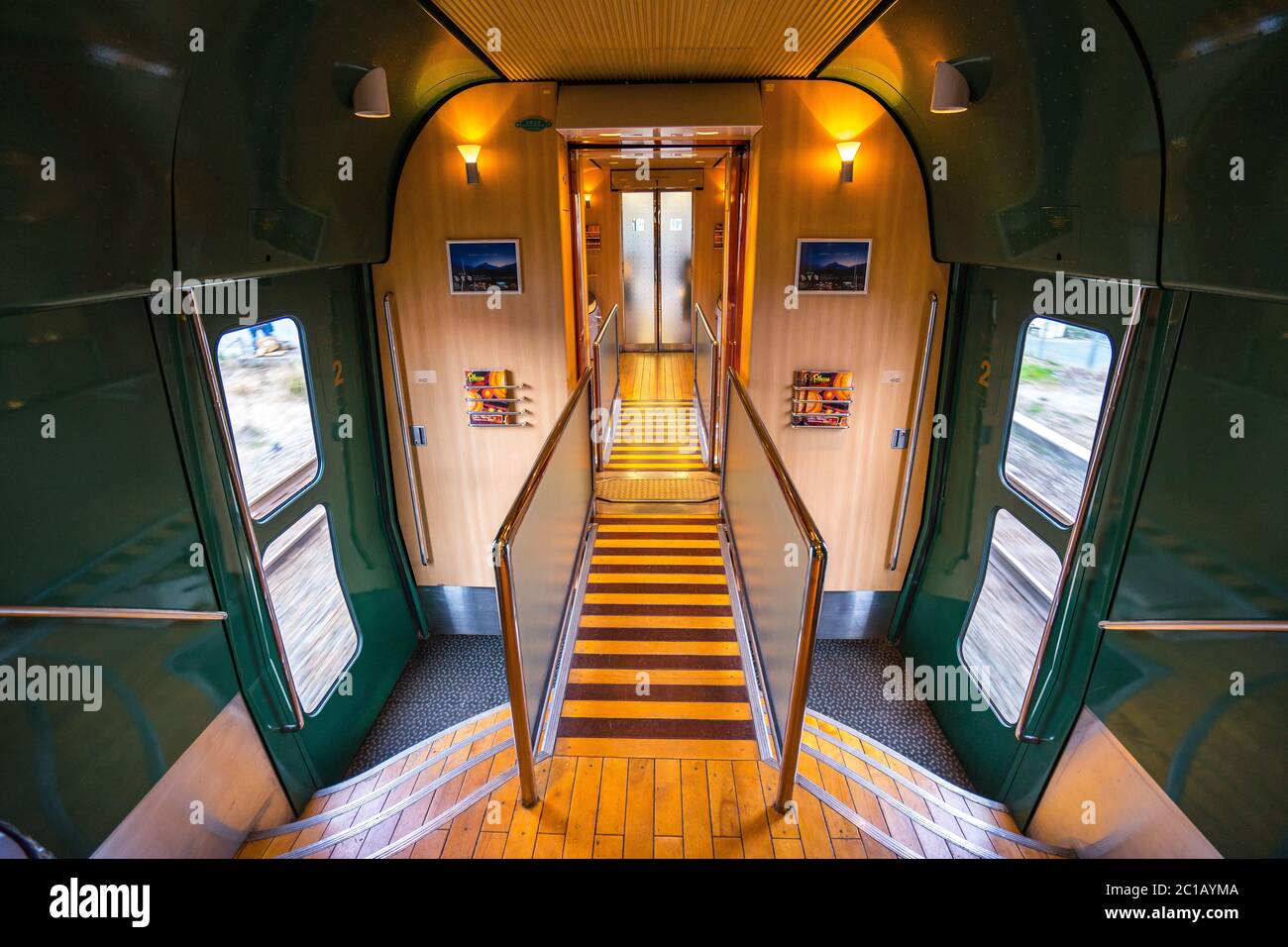 Interno del treno espresso Yufuin No Mori Limited a Fukuoka, Giappone. Foto Stock