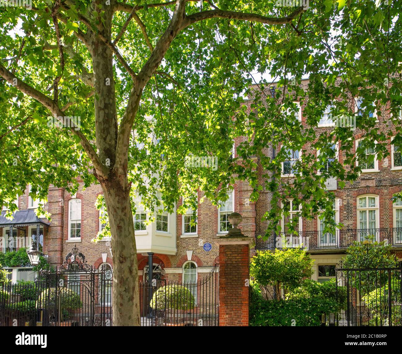 LCC targa blu che segna la casa di Dante Gabriel Rossetti, poeta e pittore e algernon Charles Swinburne, poeta, al 16 Cheyne Walk, Londra SW3 5RA Foto Stock