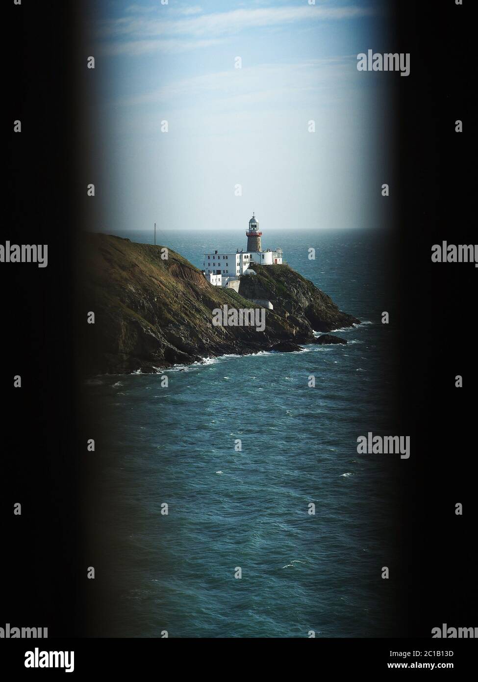 Faro Baily attraverso recinzione in Irlanda vicino a Dublino, mare Foto Stock