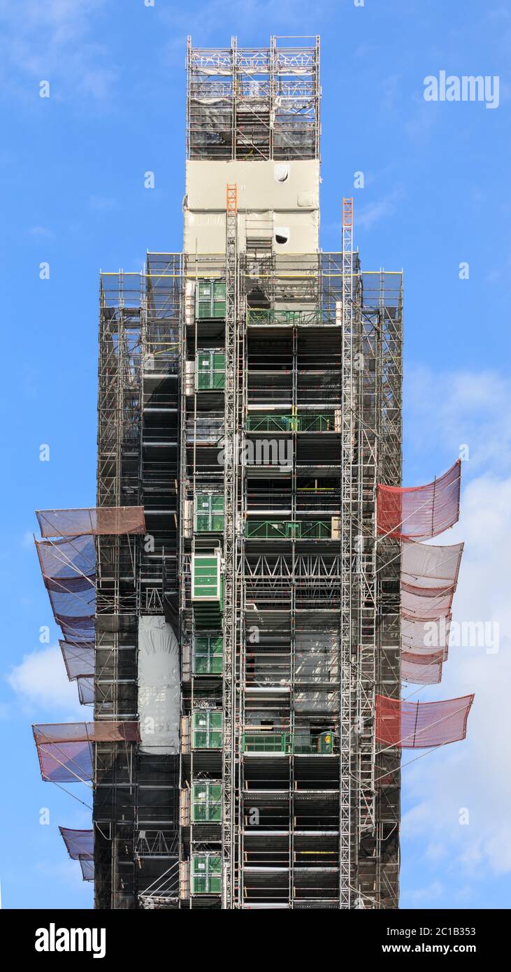 Big ben, il campanile della torre Elizabeth in ponteggi e allestimento di lavori di ristrutturazione, Westminster, Londra, Regno Unito Foto Stock