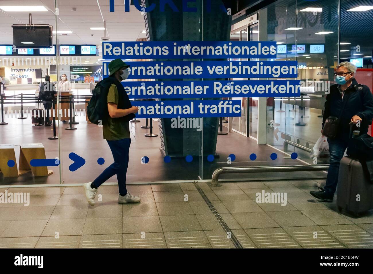 Bruxelles, Belgio. 15 giugno 2020. I passeggeri passano davanti alla biglietteria della stazione di Bruxelles-Midi a Bruxelles, Belgio, 15 giugno 2020. Il Belgio ha riaperto lunedì le sue frontiere da e per il Regno Unito, i paesi membri dell'Unione europea (UE) e altri quattro paesi della zona Schengen (Islanda, Norvegia, Svizzera e Liechtenstein). Credit: Zhang Cheng/Xinhua/Alamy Live News Foto Stock