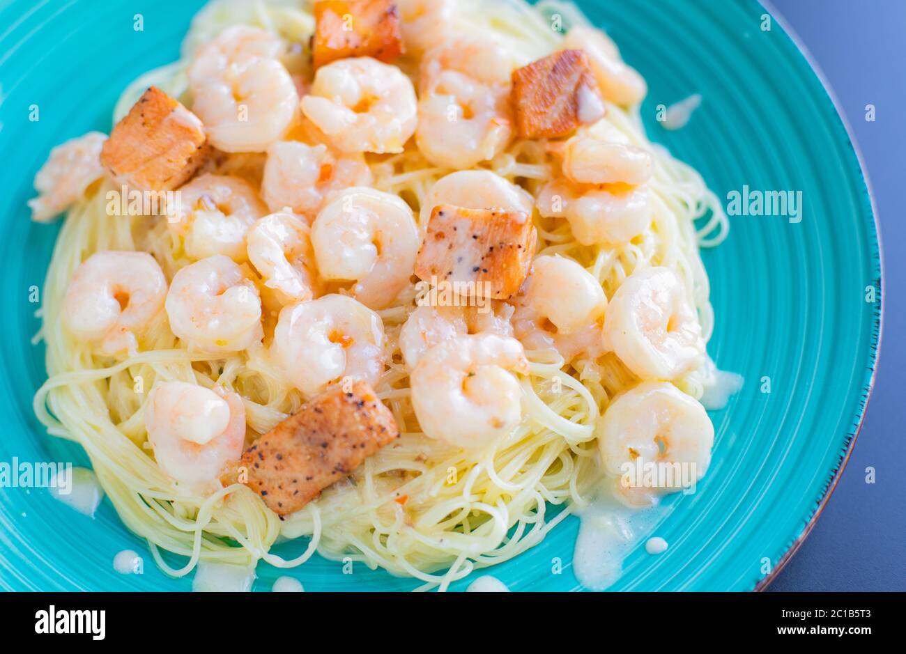 Pasta italiana con gamberi e salsa cremosa. Spaghetti e gamberetti Foto Stock