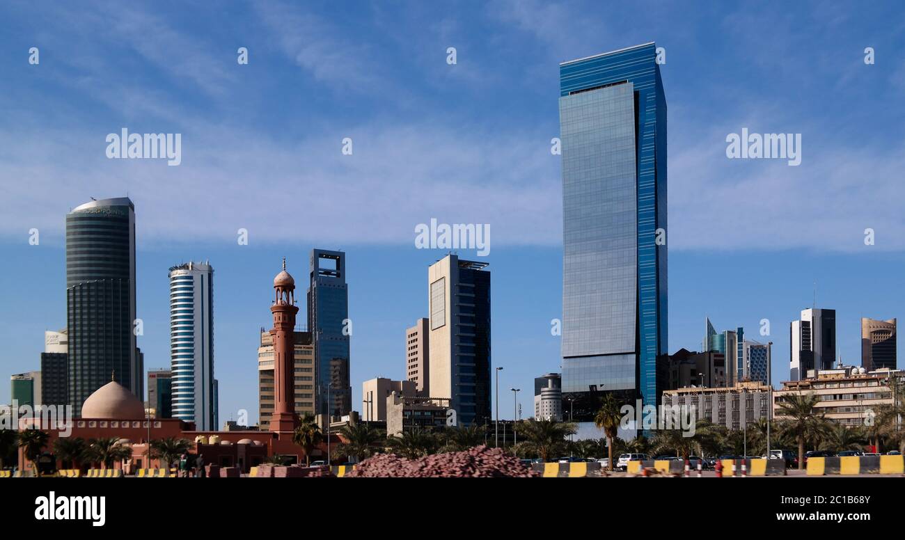 Paesaggio urbano della città del Kuwait sotto il cielo, Kuwait Foto Stock