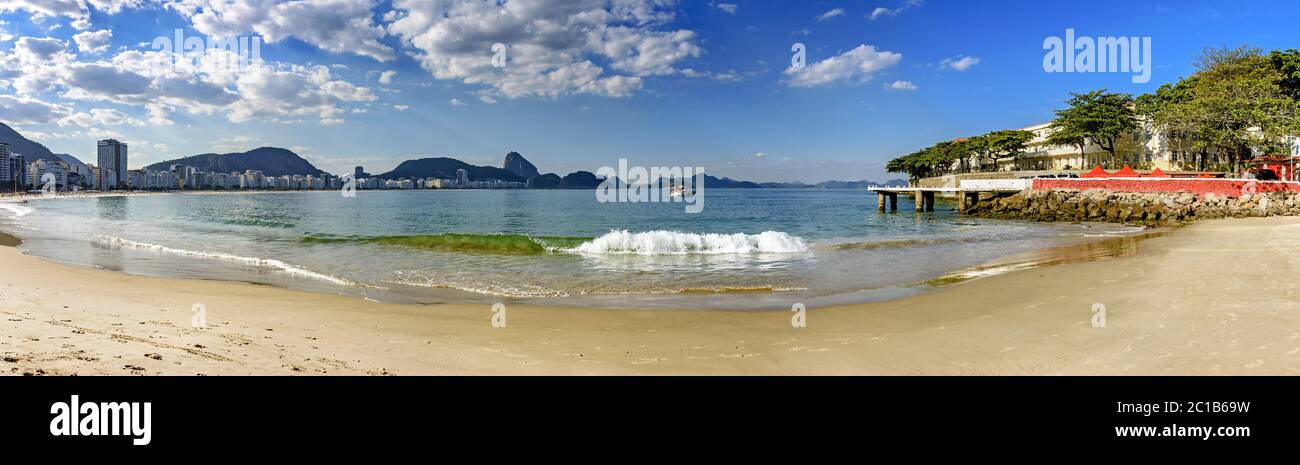 Foto panoramica della famosa spiaggia di Copacabana a Rio de Janeiro Foto Stock