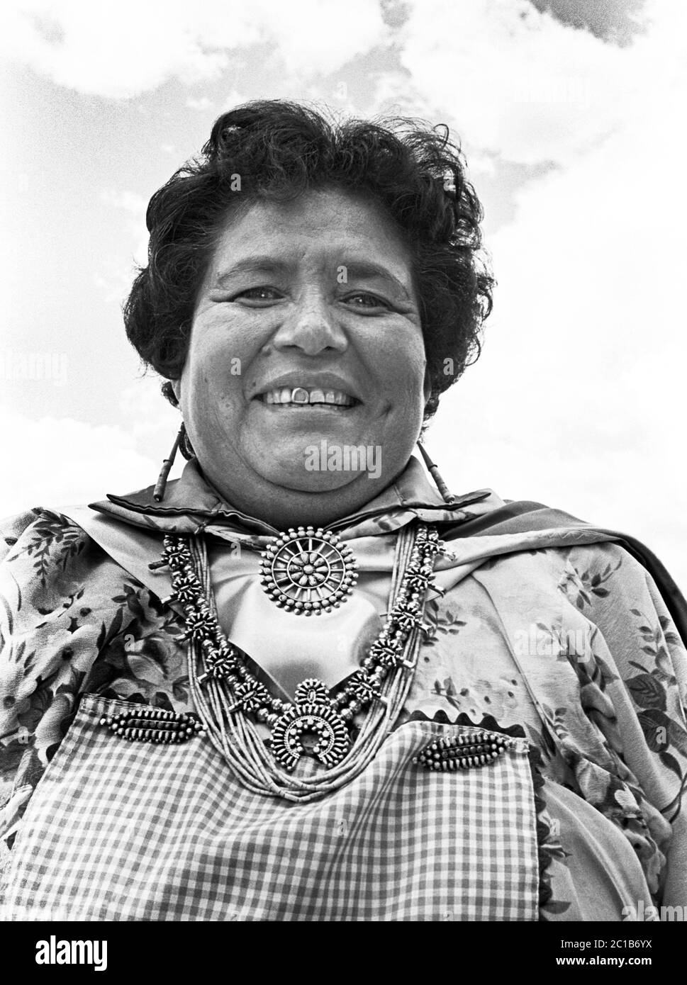 Una donna indiana Zuni Pueblo che indossa gioielli in turchese e argento Zuni. Foto Stock