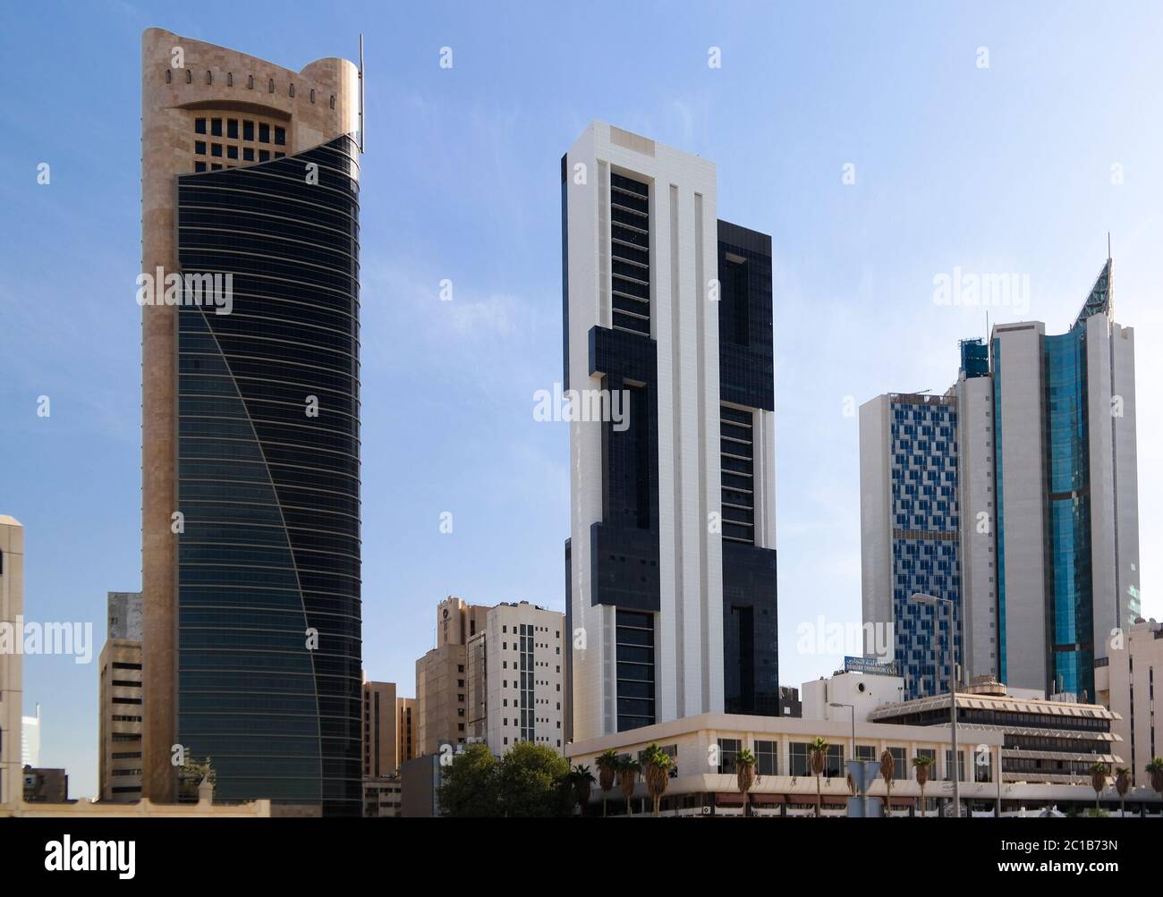 Paesaggio urbano della città del Kuwait sotto il cielo, Kuwait Foto Stock