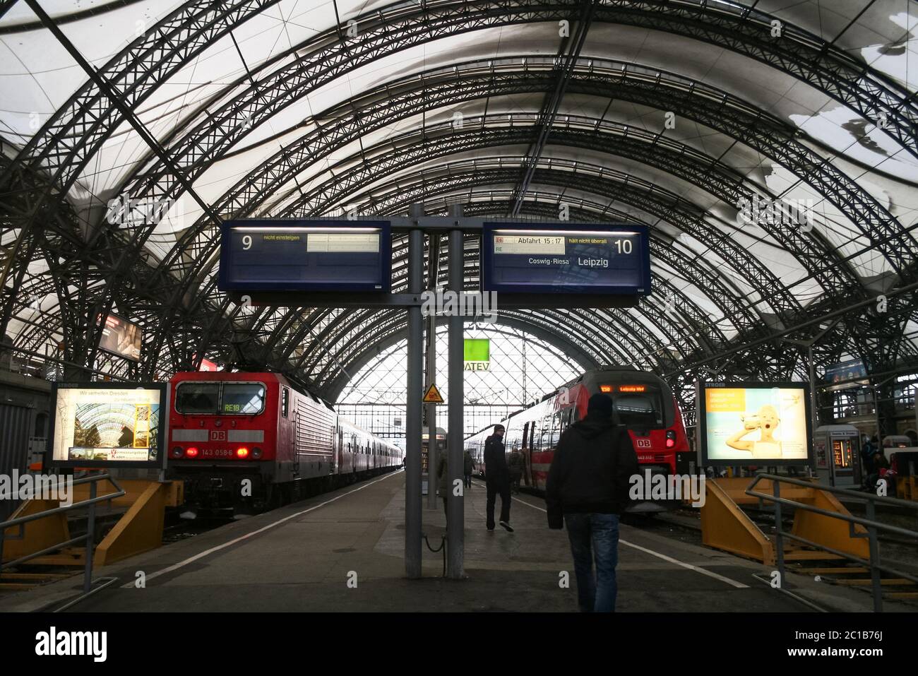 DRESDA, GERMANIA - 8 DICEMBRE 2012: TRENO regionale DB pronto per la partenza per Lipsia sui binari della stazione principale della città, Dresden Hauptbah Foto Stock