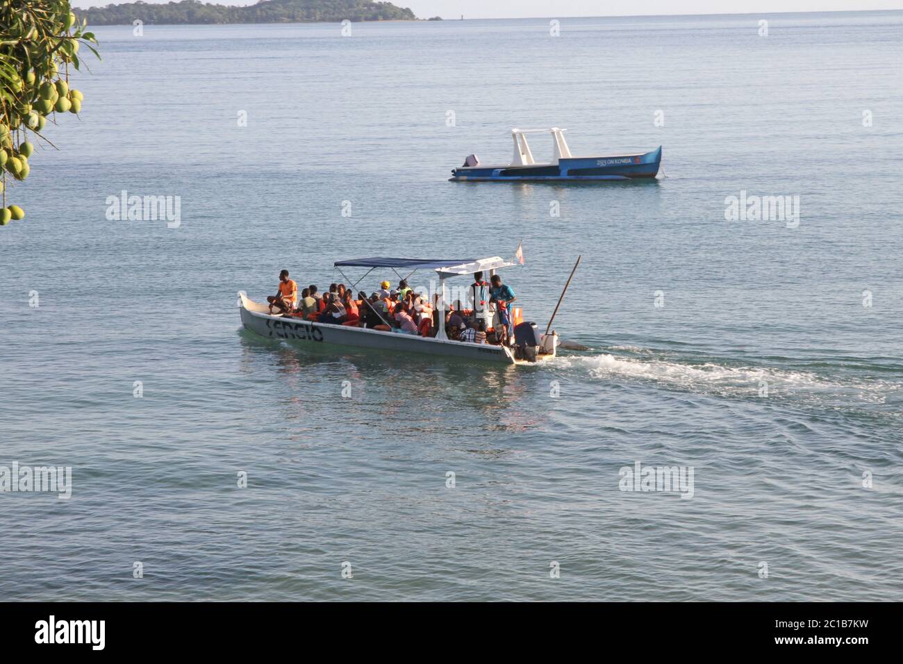 Vista della barca passeggeri piena di passeggeri dal 293 su Komba Guest House, Ampangorinana Village, Nosy Komba Island, Madagascar. Foto Stock