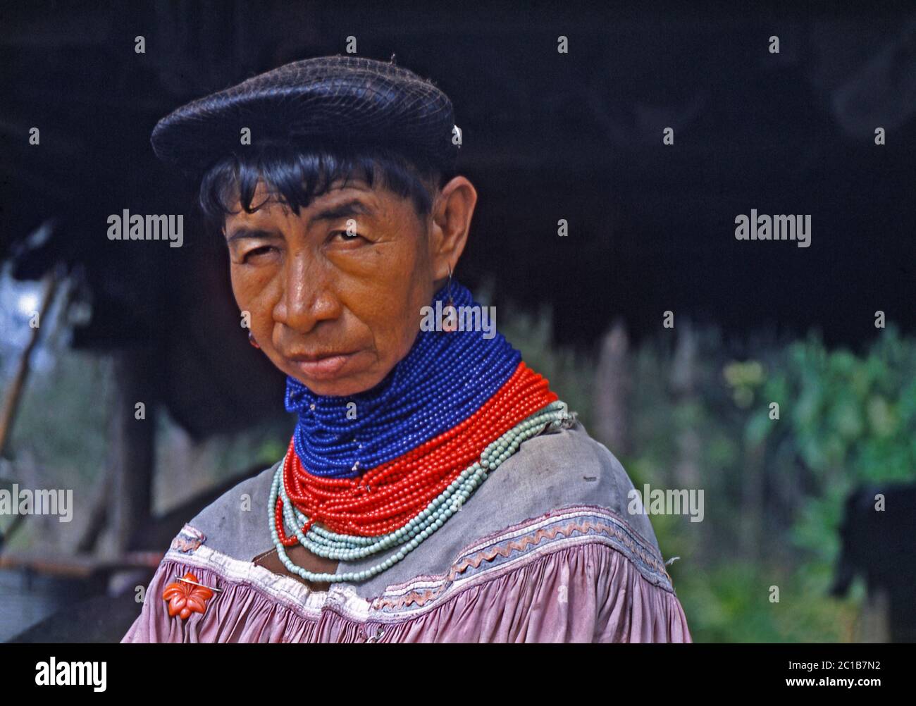 Un indiano di Seminole, un americano nativo, al villaggio indiano di Okalee, Florida USA c. 1955 – qui una vecchia donna si pone per la macchina fotografica con le sue perle distintive e colorate intorno al collo. i suoi capelli sono in stile bun tenuti in posizione con una rete per capelli. I Seminoles erano solo tribù che non si arrendono mai al governo degli Stati Uniti e si chiamano 'popolo non conquistato'. I seminari sono tradizionalmente rinomati per le loro abilità di basketry, tessitura, vestiti colorati di patchwork e lavoro di beadwork. Foto Stock