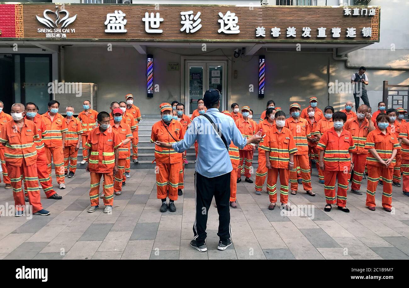 Pechino, Cina. 15 giugno 2020. I lavoratori municipali che indossano maschere protettive si preparano per il loro turno di giorno a Pechino lunedì 15 giugno 2020. Tutti i luoghi di sport e intrattenimento al coperto sono stati chiusi nella capitale cinese, mentre il governo ha corso per contenere un'epidemia di coronavirus legata a un mercato alimentare all'ingrosso, con alcune parti della città sotto completa chiusura. Le scuole sono state ordinate di chiudere questa settimana. Foto di Stephen Shaver/UPI Credit: UPI/Alamy Live News Foto Stock