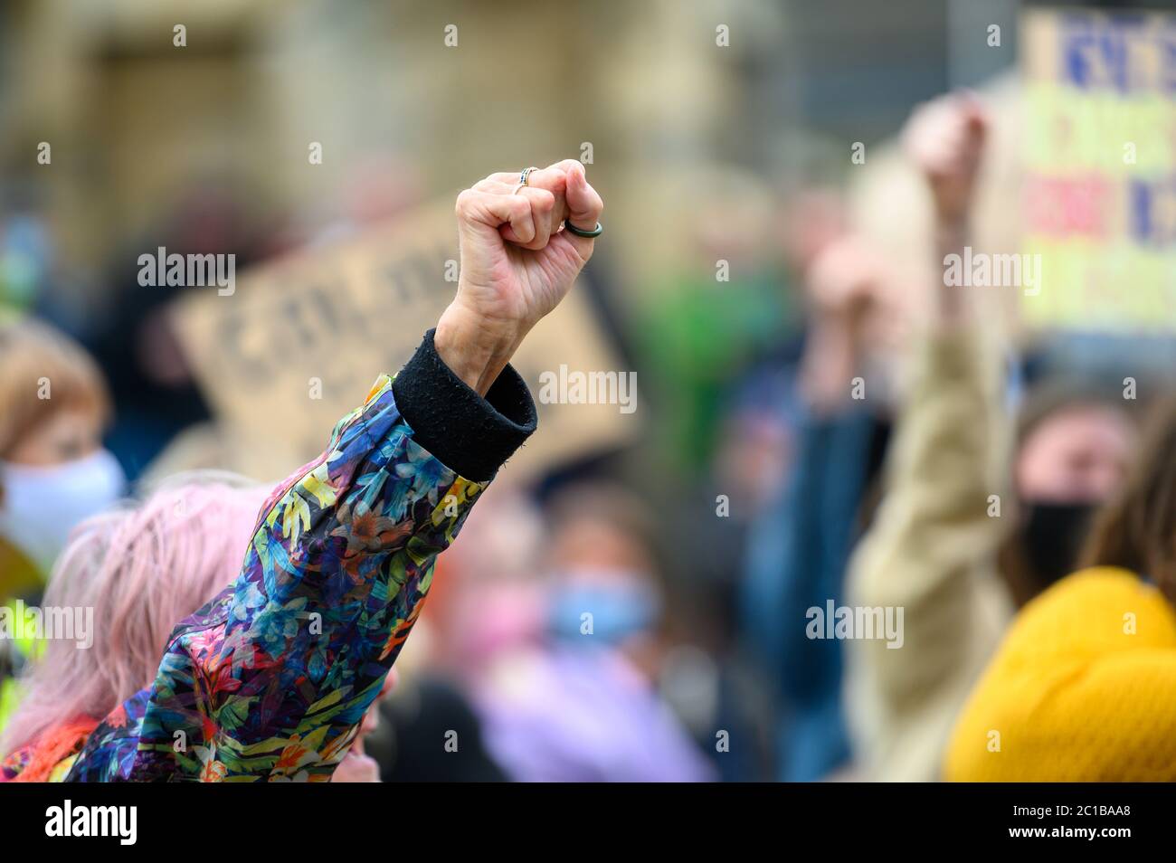 Richmond, North Yorkshire, UK - 14 giugno 2020: Una donna anziana ha tenuto alta mano in saluto ad una protesta della materia di Black Lives a Richmond, North Yorkshire Foto Stock
