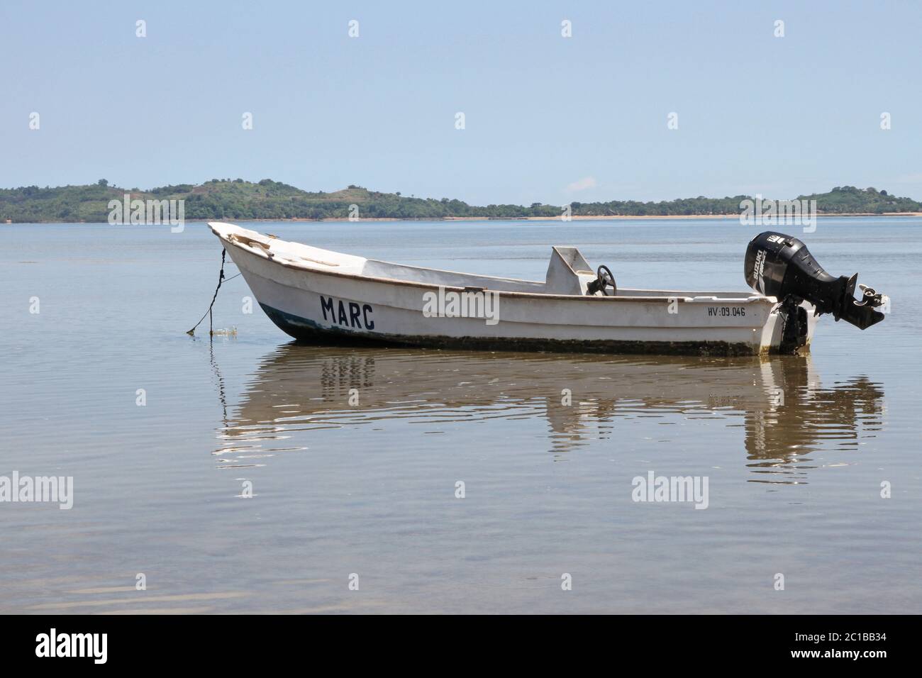 Motoscafo in acqua al largo della costa della spiaggia del Villaggio di Ampangorinana, Isola di Nosy Komba, Madagascar. Foto Stock