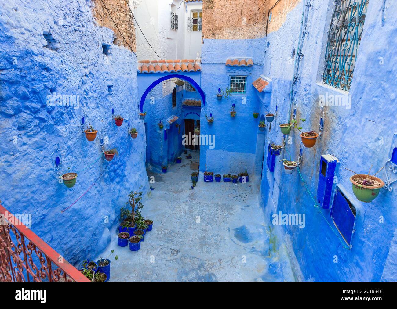 Blue street con pentole di colore a Chefchaouen Foto Stock