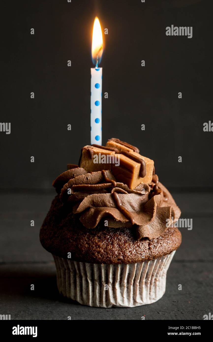 Cupcakes candle decorated frosted immagini e fotografie stock ad alta  risoluzione - Alamy