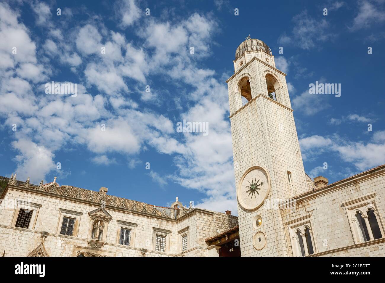 Torre dell'orologio sullo Stradun nella città vecchia di Dubrovnik, Croazia Foto Stock