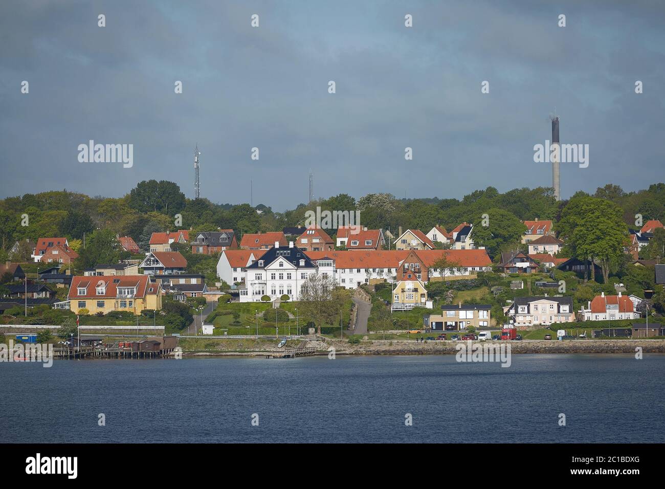 Vista di Helsingor o Elsinore dallo Stretto di Oresund in Danimarca Foto Stock