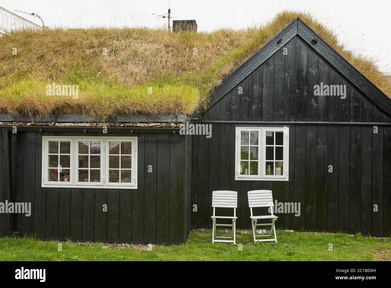 Case tipiche con il tetto di erba nelle Isole Faroe, Danimarca Foto Stock