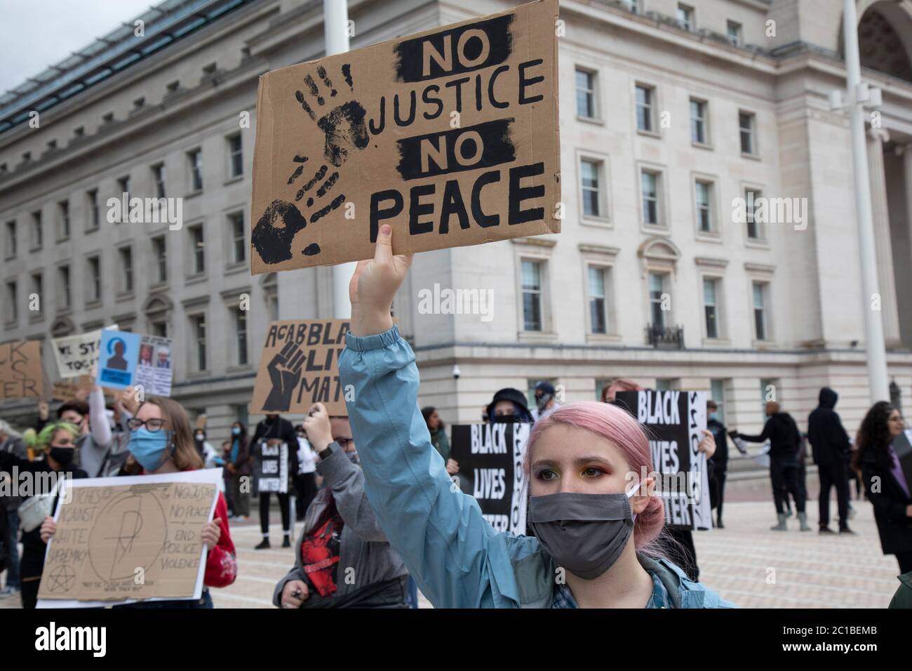Dopo la morte di George Floyd mentre si trovava nella custodia della polizia a Minneapolis, sono iniziate manifestazioni di solidarietà in tutto il mondo, mentre si riuniscono persone per protestare contro il razzismo istituzionale e a sostegno del movimento Black Lives Matter, come si vede qui con migliaia di persone, Soprattutto indossando maschere facciali, si riuniscono in Centenary Square il 4 giugno 2020 a Birmingham, Inghilterra, Regno Unito. Black Lives Matter è un movimento internazionale per i diritti umani, che ha origine nella comunità afroamericana, che si batte contro la violenza e il razzismo sistemico nei confronti dei neri. Foto Stock