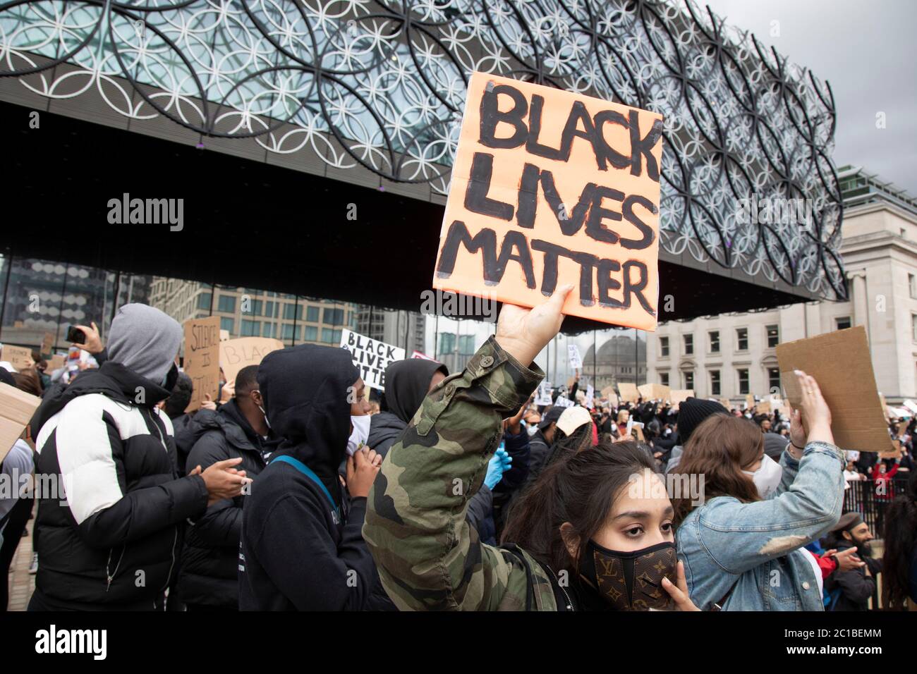 Dopo la morte di George Floyd mentre si trovava nella custodia della polizia a Minneapolis, sono iniziate manifestazioni di solidarietà in tutto il mondo, mentre si riuniscono persone per protestare contro il razzismo istituzionale e a sostegno del movimento Black Lives Matter, come si vede qui con migliaia di persone, Soprattutto indossando maschere facciali, si riuniscono in Centenary Square il 4 giugno 2020 a Birmingham, Inghilterra, Regno Unito. Black Lives Matter è un movimento internazionale per i diritti umani, che ha origine nella comunità afroamericana, che si batte contro la violenza e il razzismo sistemico nei confronti dei neri. Foto Stock