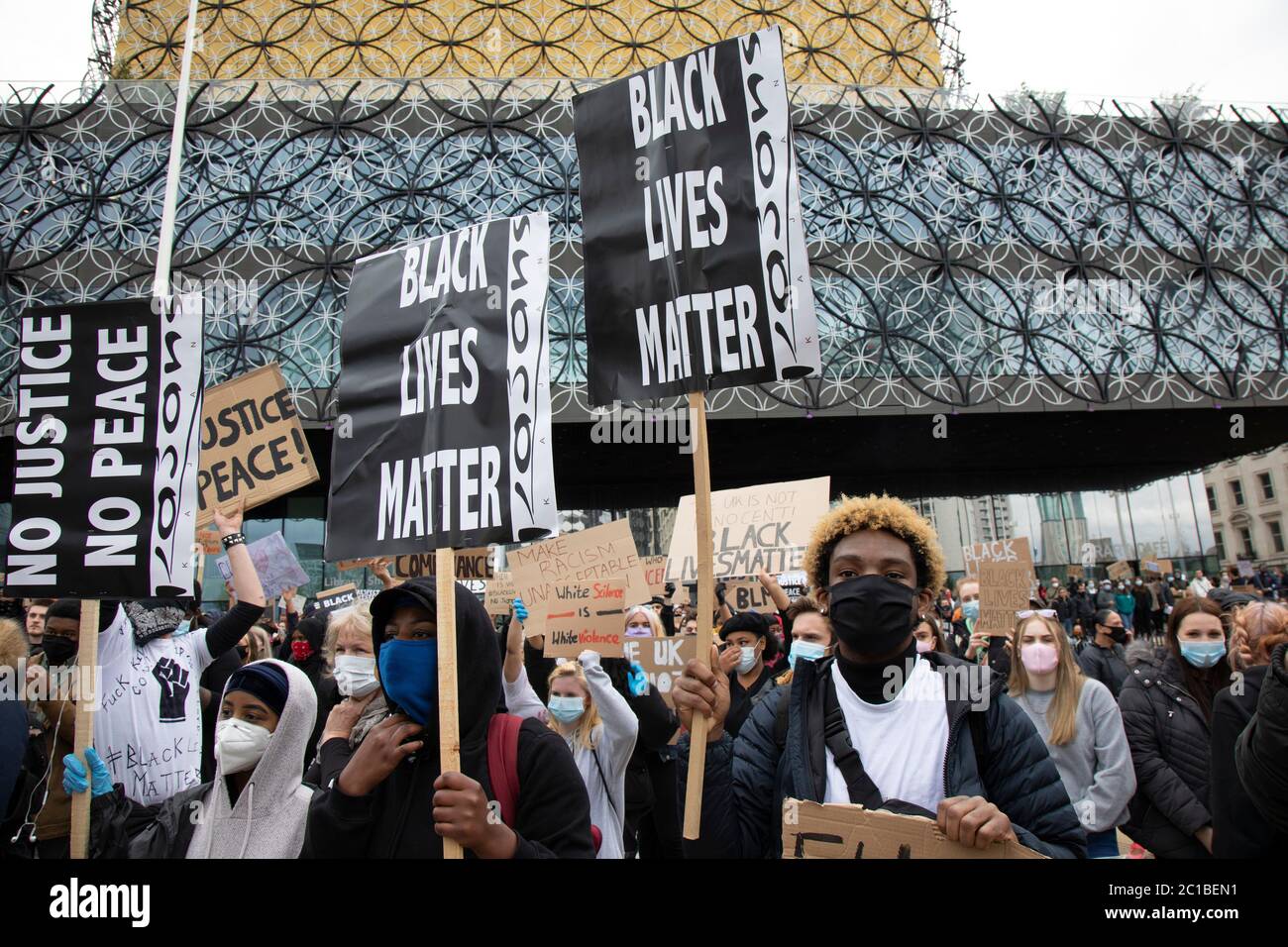 Dopo la morte di George Floyd mentre si trovava nella custodia della polizia a Minneapolis, sono iniziate manifestazioni di solidarietà in tutto il mondo, mentre si riuniscono persone per protestare contro il razzismo istituzionale e a sostegno del movimento Black Lives Matter, come si vede qui con migliaia di persone, Soprattutto indossando maschere facciali, si riuniscono in Centenary Square il 4 giugno 2020 a Birmingham, Inghilterra, Regno Unito. Black Lives Matter è un movimento internazionale per i diritti umani, che ha origine nella comunità afroamericana, che si batte contro la violenza e il razzismo sistemico nei confronti dei neri. Foto Stock