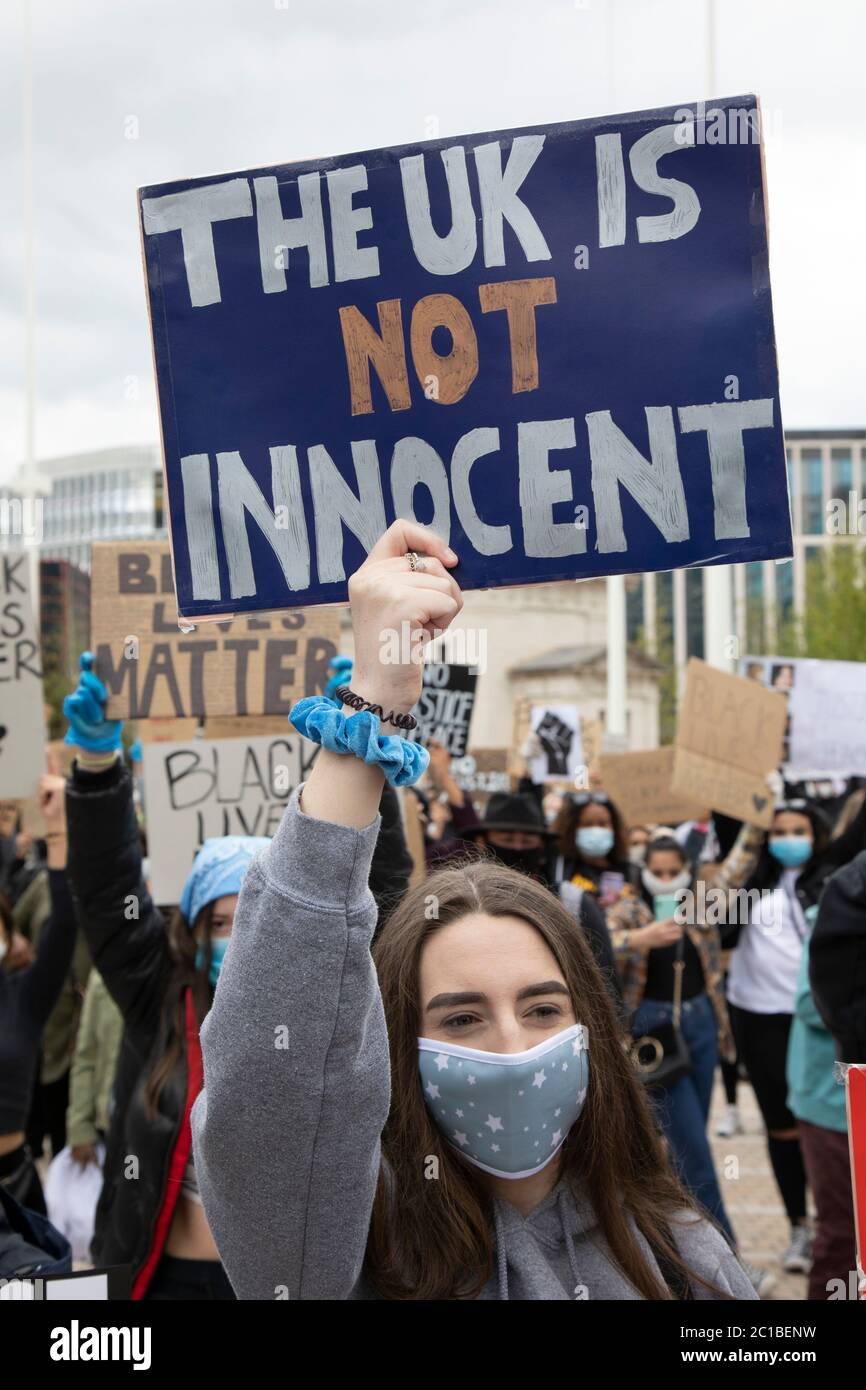 Dopo la morte di George Floyd mentre si trovava nella custodia della polizia a Minneapolis, sono iniziate manifestazioni di solidarietà in tutto il mondo, mentre si riuniscono persone per protestare contro il razzismo istituzionale e a sostegno del movimento Black Lives Matter, come si vede qui con migliaia di persone, Soprattutto indossando maschere facciali, si riuniscono in Centenary Square il 4 giugno 2020 a Birmingham, Inghilterra, Regno Unito. Black Lives Matter è un movimento internazionale per i diritti umani, che ha origine nella comunità afroamericana, che si batte contro la violenza e il razzismo sistemico nei confronti dei neri. Foto Stock