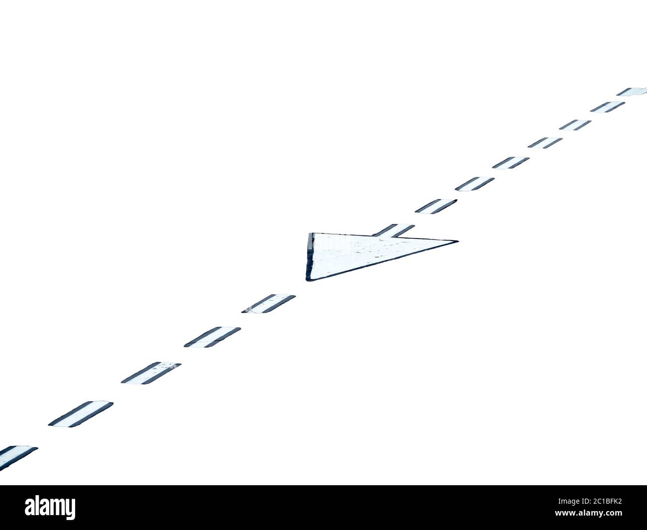 Linea bianca punteggiata dipinta con freccia, diagonale Foto Stock