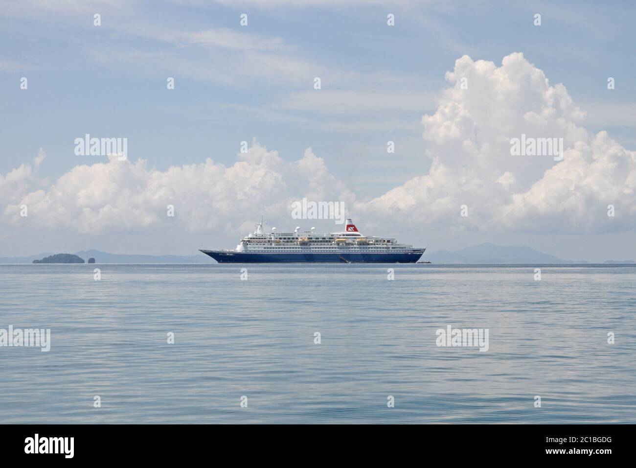 Vista della nave da crociera dalla barca, tra le isole Nosy Be e Nosy Komba, Madagascar. Foto Stock