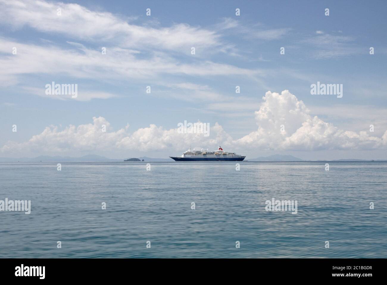 Vista della nave da crociera dalla barca, tra le isole Nosy Be e Nosy Komba, Madagascar. Foto Stock