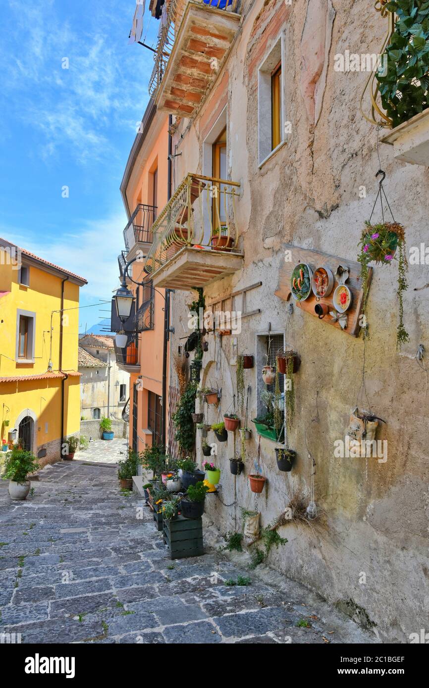 Una pittoresca strada di Eboli, un centro storico della Campania . Foto Stock