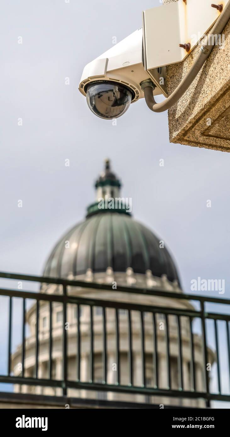 Telecamera tvcc verticale per esterni con cupola di sicurezza e sfondo dell'edificio Utah state Capital Foto Stock