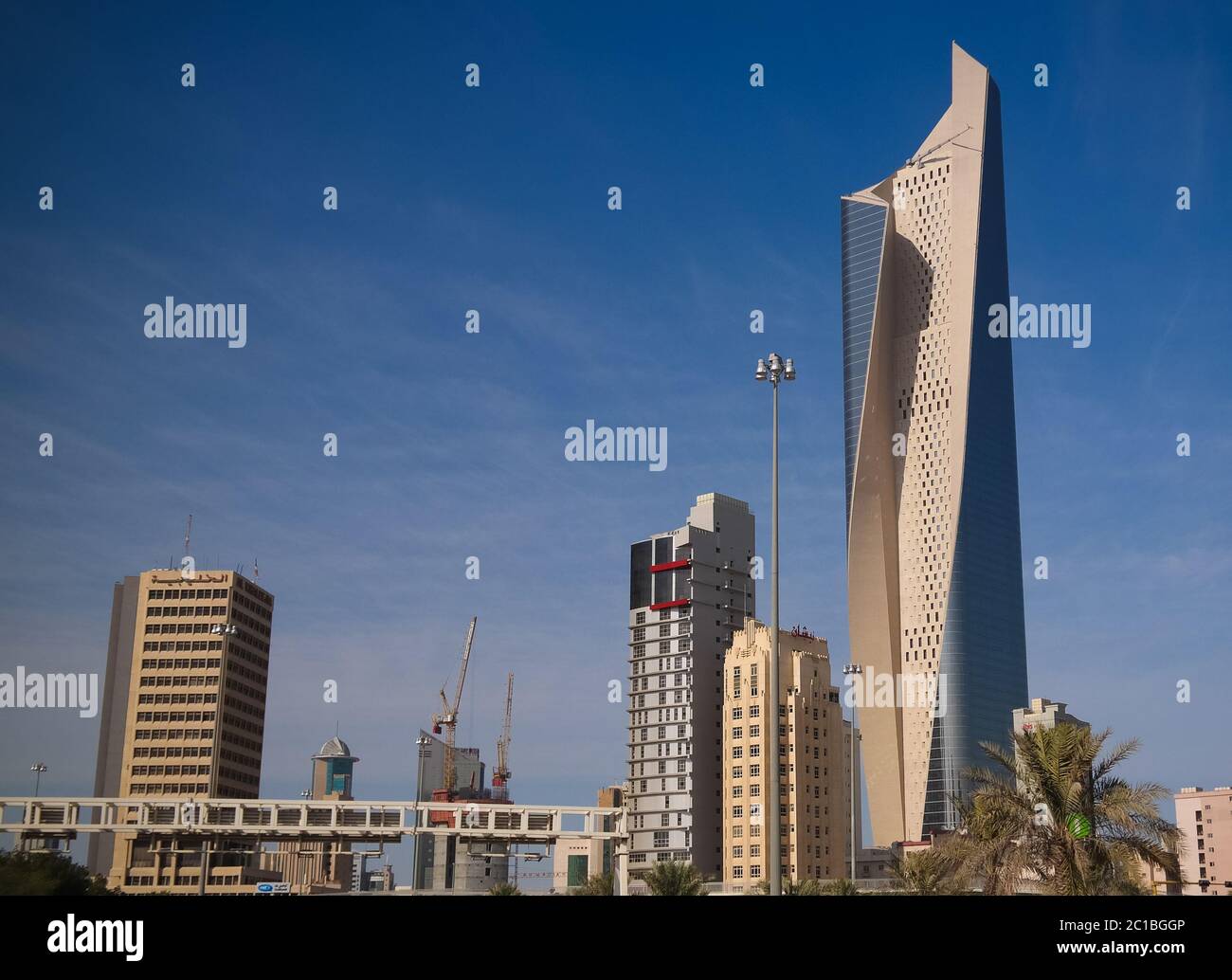 Paesaggio urbano della città del Kuwait sotto il cielo, Kuwait Foto Stock