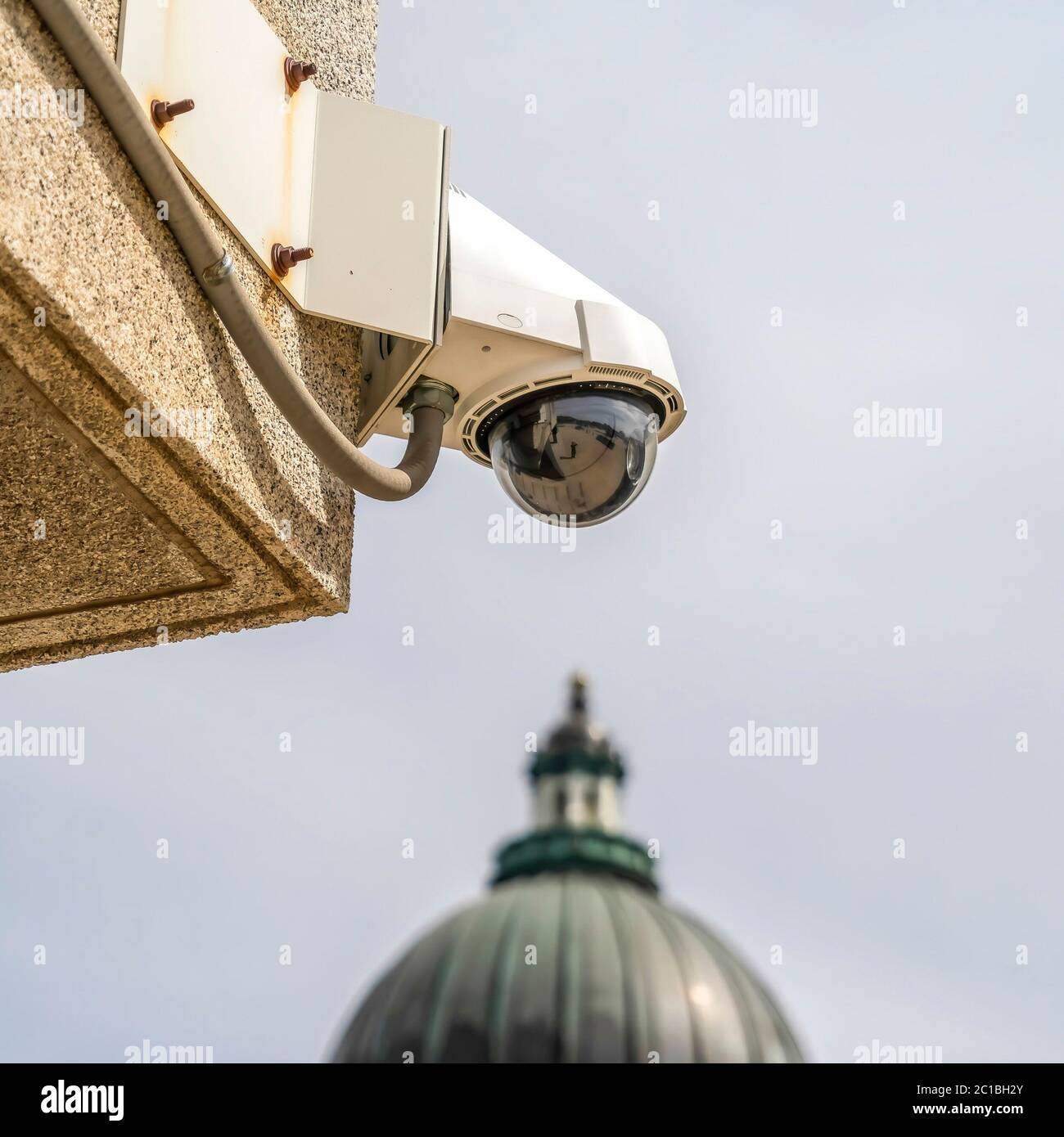 Telecamera tvcc a cupola di sicurezza per esterni quadrata con sfondo Utah state Capital Building Foto Stock