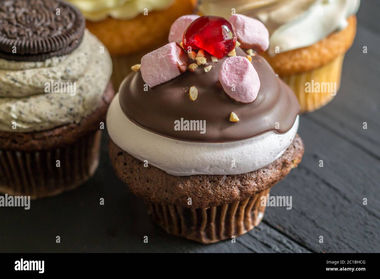 Cioccolato e marshmallow tazza decorate la torta con la ciliegina sulla torta Foto Stock