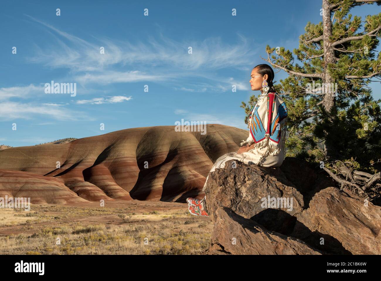 Stati Uniti, Oregon, Oregon centrale, Acosia M. Red Elk, donna nativa in abito buccia che domina Oregon paesaggio (MR) (m) Foto Stock