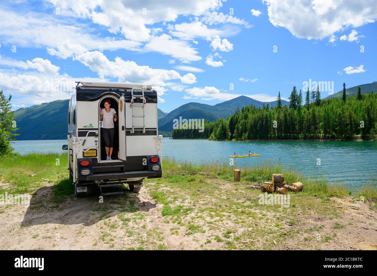 USA, Montana, Hungry Horse Reservoir, South Fork Flathead River, Rocky Mountains, Northwest Montana, Truck Camper at Lake Foto Stock