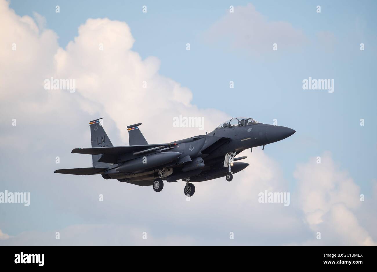 Un jet da caccia F15 atterra a RAF Lakenheath, Suffolk dopo un jet da combattimento americano, si schiantò nel Mare del Nord durante un allenamento al largo della costa nord-orientale dell'Inghilterra. Foto Stock