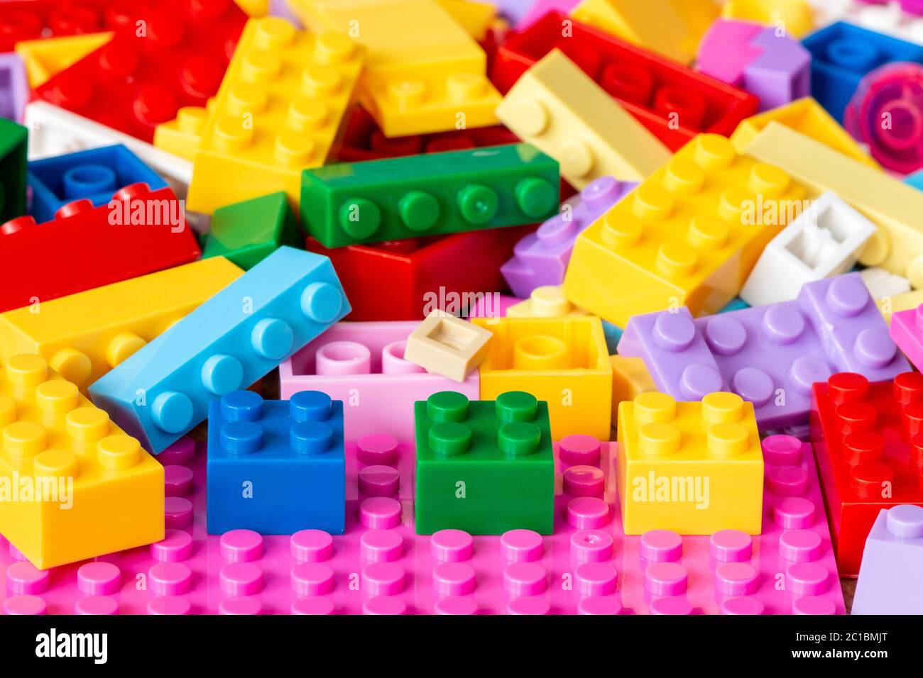 Mattoncini giocattolo colorati in plastica Foto Stock