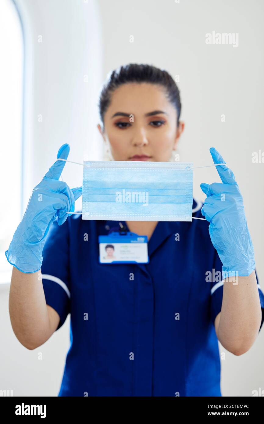 Infermiere che indossano la maschera PPE Foto Stock