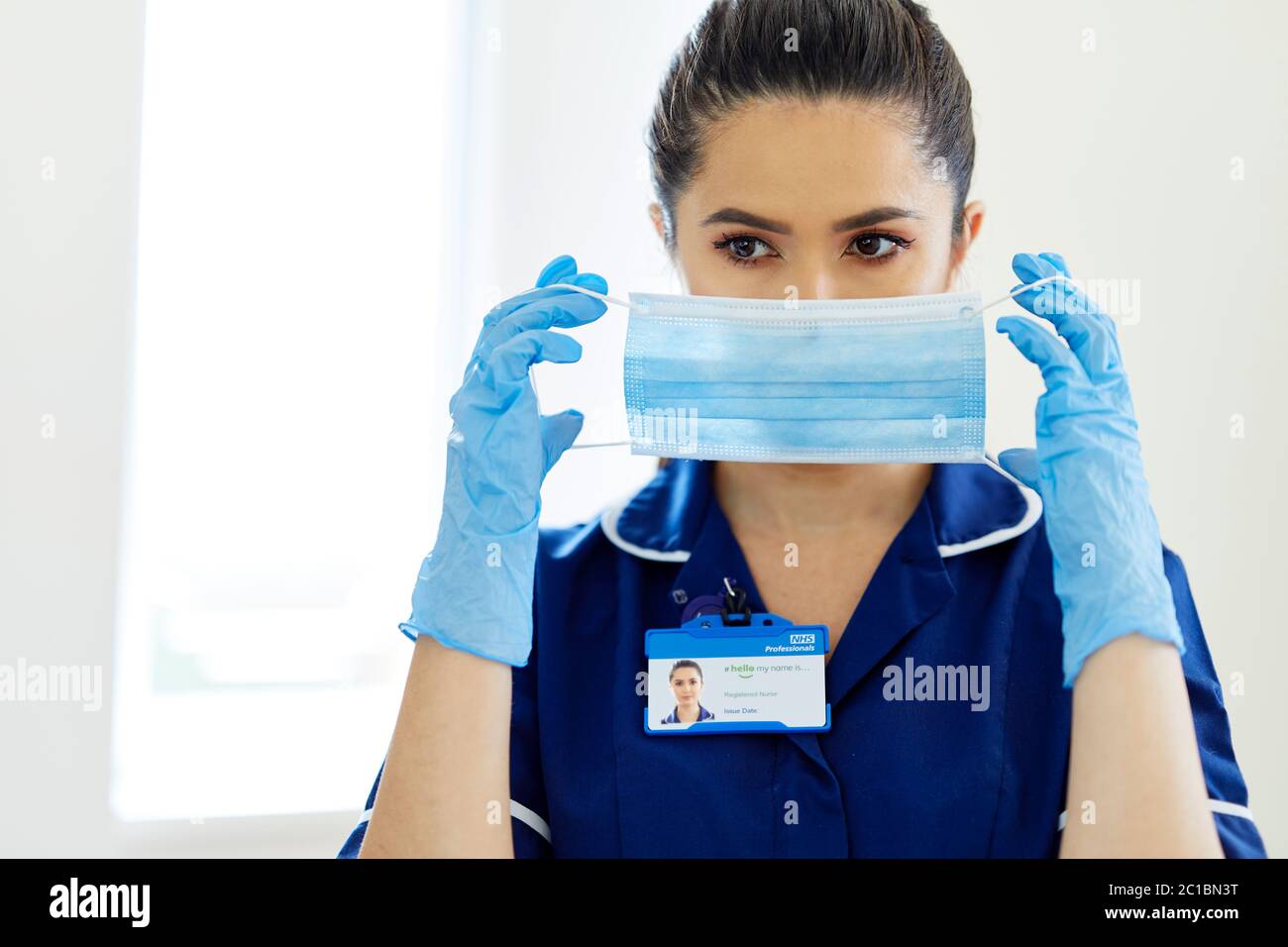 Infermiere che indossano la maschera PPE Foto Stock