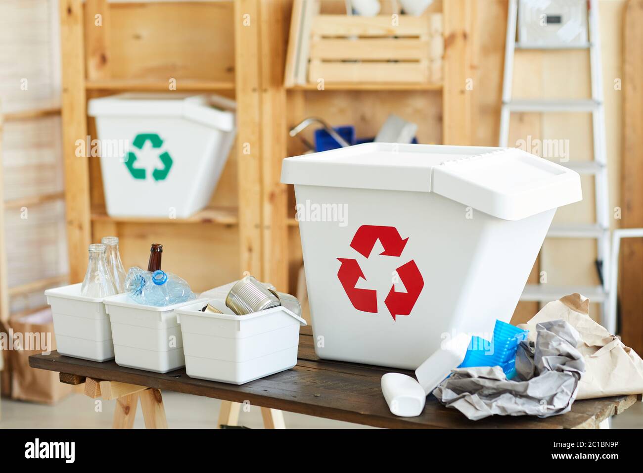 Immagine di contenitori e scatole in plastica per rifiuti diversi sul piano di riciclaggio dei rifiuti in magazzino Foto Stock