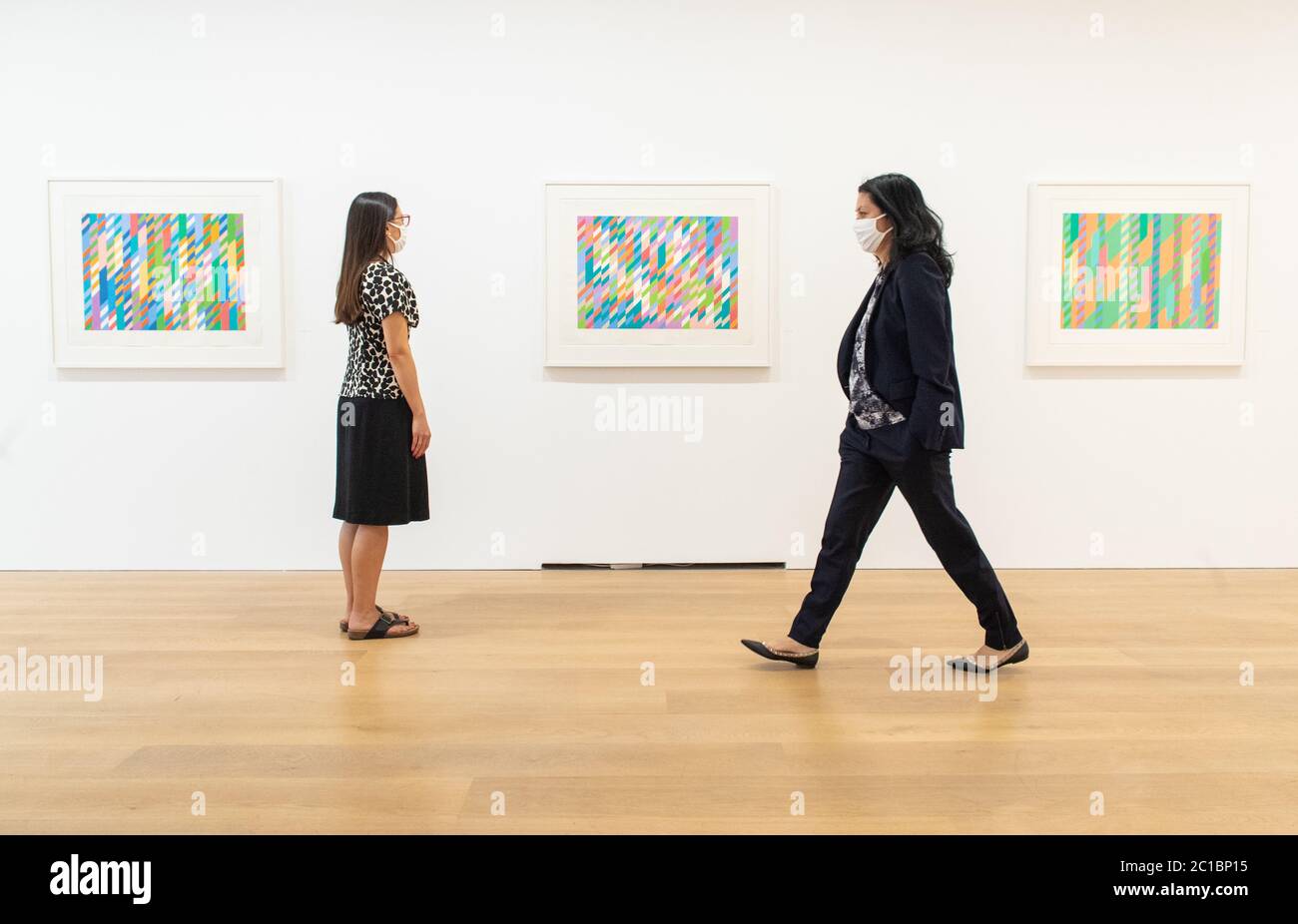 Sara Chan (a sinistra) e Angela Choon visualizzano le opere d'arte di Bridget Riley alla galleria d'arte moderna David Zwirner a Mayfair, Londra, poiché i negozi non essenziali in Inghilterra aprono le porte ai clienti per la prima volta da quando le restrizioni di blocco di coronavirus sono state imposte a marzo. Foto Stock