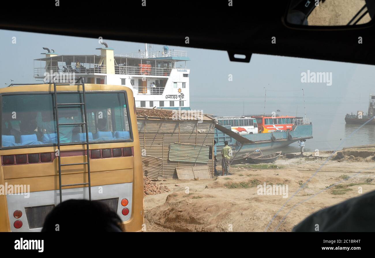 Sikder Kandi nella divisione Dhaka, Bangladesh. I veicoli salirete a bordo del traghetto al Terminal dei Traghetti di Kaorakandi per attraversare il Fiume Padma. Foto Stock