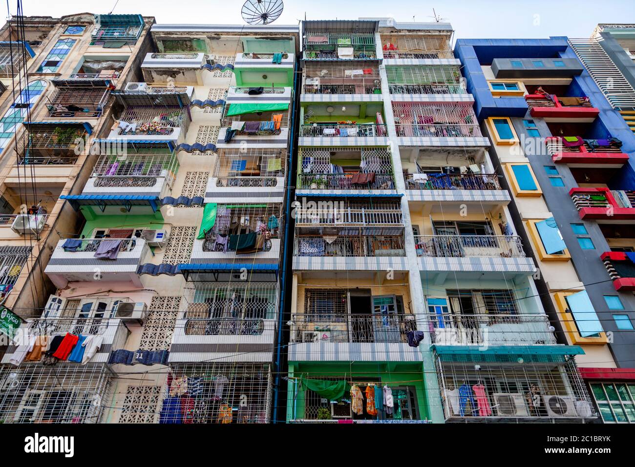 Blocchi di appartamenti colorati, Yangon, Myanmar. Foto Stock