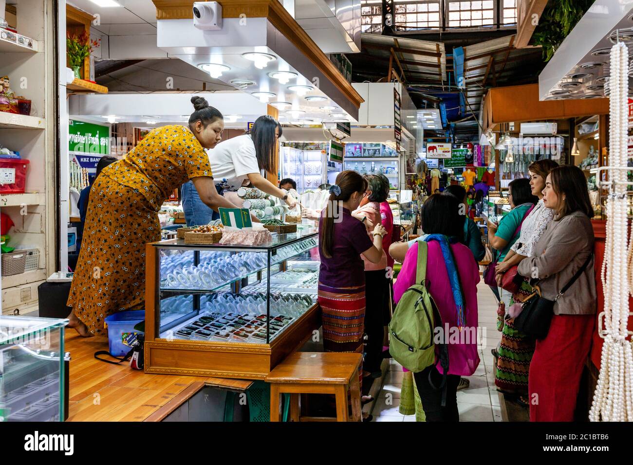 La gente locale che acquista gioielli al mercato di Bogyoke Aung San, Yangon, Myanmar. Foto Stock